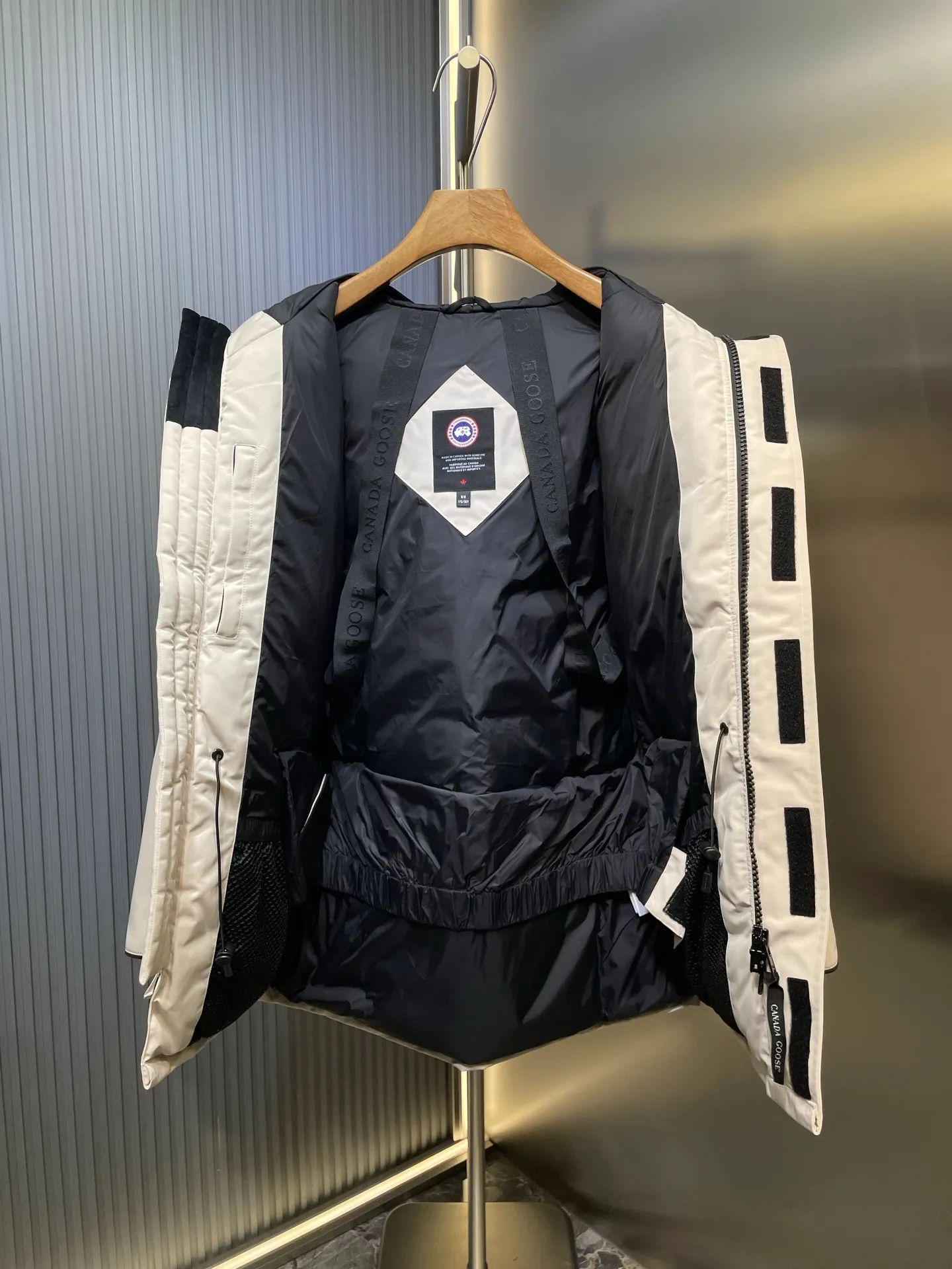 P910 special version 🌟 🇨🇦CANADA GOOES 24 new models 08 models/couple models Factory direct supply: supplying global purchasing agents, micro-business, entities, Tmall, high-end stalls and studio cooperation, free shipping! Canada Goose Expedition Parka 2008 is the same style for men and women. It is mid-length and the most timeless classic. All Arctic and Antarctic scientific expedition teams choose Canada Goose as their cold-proof equipment. It is the Rolls-Royce of down jackets. ➖ Industry-leading anti-counterfeiting chip sensing. ➖ Imported Behringer embroidery machines and customized embroidery labels, the highest level and industry leading. ➖ Imported Korean 21-count polyester-cotton blended original fabric, TC85 waterproof coated fabric, water-repellent, windproof and wear-resistant. ➖ The new national standard 80 white duck down is filled with an average of 520 grams of down. The amount of down filled is industry-leading. ➖ 100% nylon lining with double double-layer sealing design to prevent velvet running, and seamless thread design on the cuffs! ➖ Western Canadian Green Wolf Collar. ➖ Yoshida YKK provides original factory-customized electroplated sliders. YKK two-way lockable zippers are tight and smooth and do not peel off paint. ➖ 3M composite Velcro is durable and the accessories and hardware are all custom-made. Note: Our copywriting is only simple and clear. Instead of bragging about the copywriting, it is better to compare and understand with samples. Only for the purest goose, the most dedicated, the most professional, the highest quality, the highest cost performance!  Size:XS-XXL